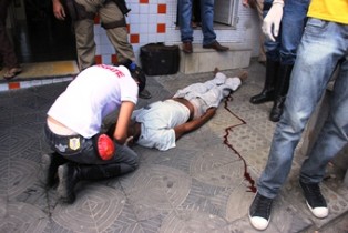 homem rola de escada em coité - foto-raimundo mascarenhas