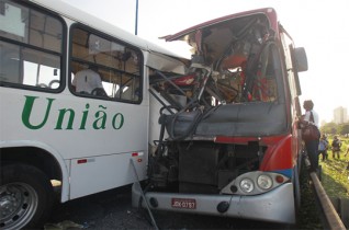 acidente em ssa entre ônibus