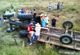 Máquina agrícola seguia com reboque.