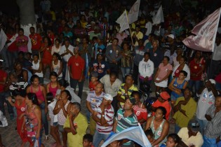 Carreata terminou em comício.