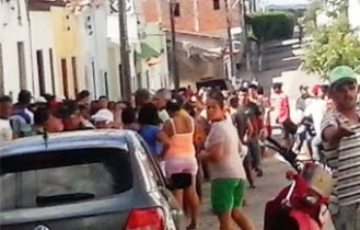 População movimentou a rua onde ocorreu o crime.