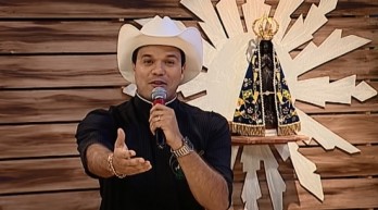 Padre Alessandro Campos apresenta um programa na TV Aparecida, o "Aparecida Sertaneja".