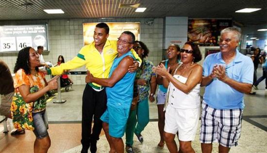 Familiares recebem campeão no aeroporto.