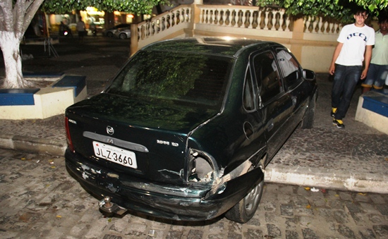 Esse Corsa teria sido o segundo a ser atingido, depois de bater sem gravidade em uma moto com um casal.