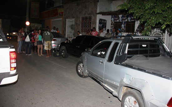 Strada parou depois de bater no fundo do Gol que prensou uma moto contra o fundo de um Siena.