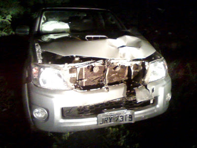 Pelo estrago que pode ser notado na Hilux a colisão foi muito violenta.