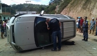 Carro atropela casal e capota em Santa Maria de Jetibá