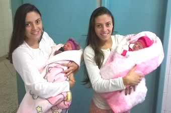 Jéssica, à esquerda, e Joyce deram à luz Valentina e Emanuelle no domingo (26)