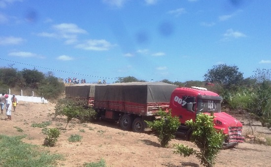 Carreta desceu uma ribanceira, derrubou mureta e  se manteve firme até parar.