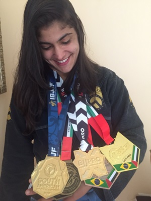 Michele exibe com orgulho as medalhas conquistadas.