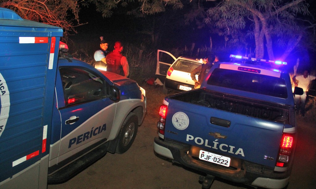 Polícia deve iniciar as investigações pela placa do carro que foi levado para Delegacia de Retirolândia.