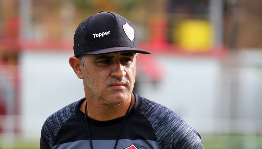 VitÃ³ria demite Marcelo Chamusca do comando tÃ©cnico