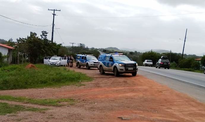 Tanquinho â€“ Dois indivÃ­duos tombam mortos em confronto com a PM depois de roubarem carro em RiachÃ£o