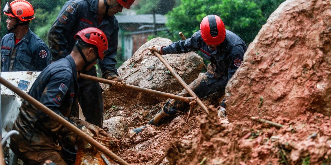 Número de mortos na Baixada Santista sobe para 18, diz Defesa Civil