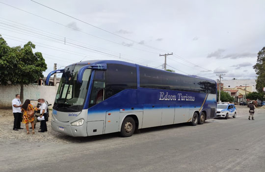 Quatro ônibus que transportavam pessoas de São Paulo para o interior da Bahia foram interceptados em Valente e Cansanção