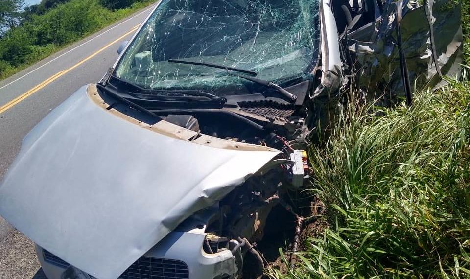 Carro fica parcialmente destruído após colidir com caminhão na BR 324