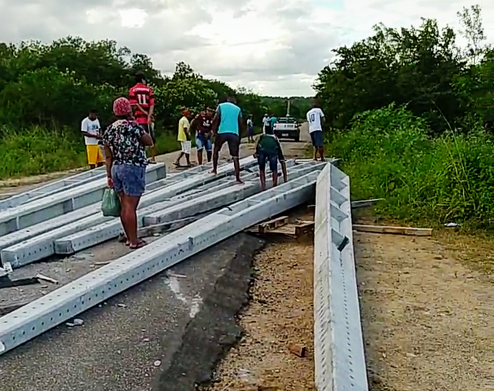 Carga de postes cai de carreta no meio da rodovia BA 131